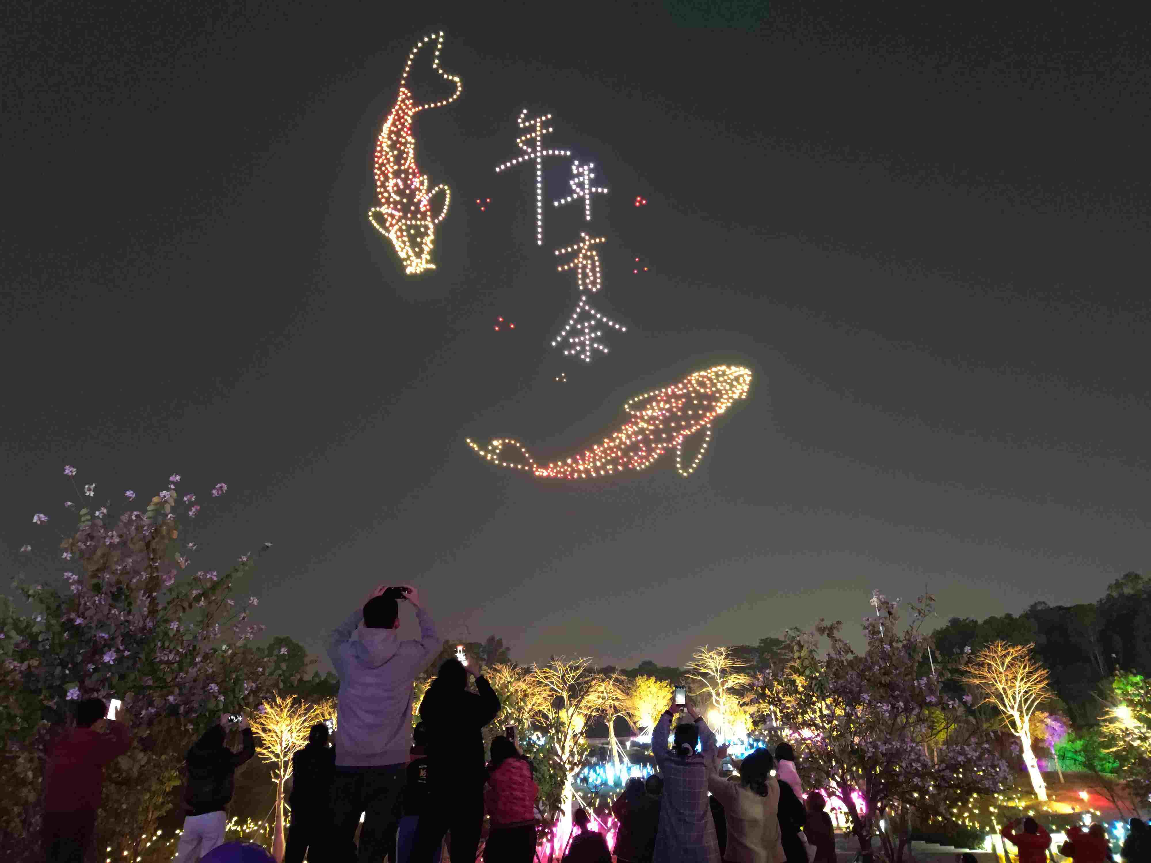 △ 2024年2月10日，深圳北站中心公園，春節(jié)主題無人機燈光秀引來眾多游客駐足觀看。