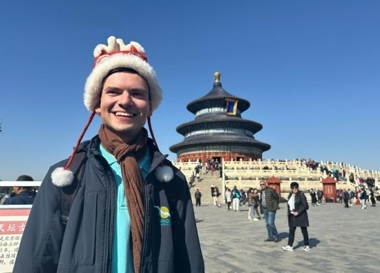 3月20日，德國游客馬克西米利安在北京天壇公園參觀游覽。新華社記者 楊淑君 攝