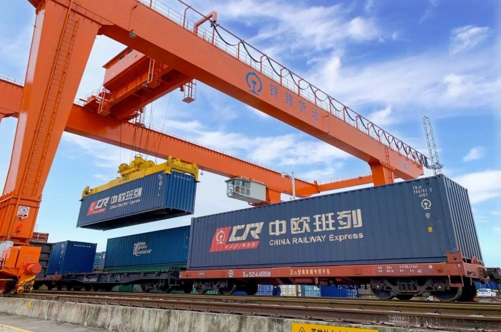 △2022年4月29日，在安徽合肥北站物流基地集裝箱作業(yè)區(qū)，準(zhǔn)備發(fā)運的中歐班列集裝箱。