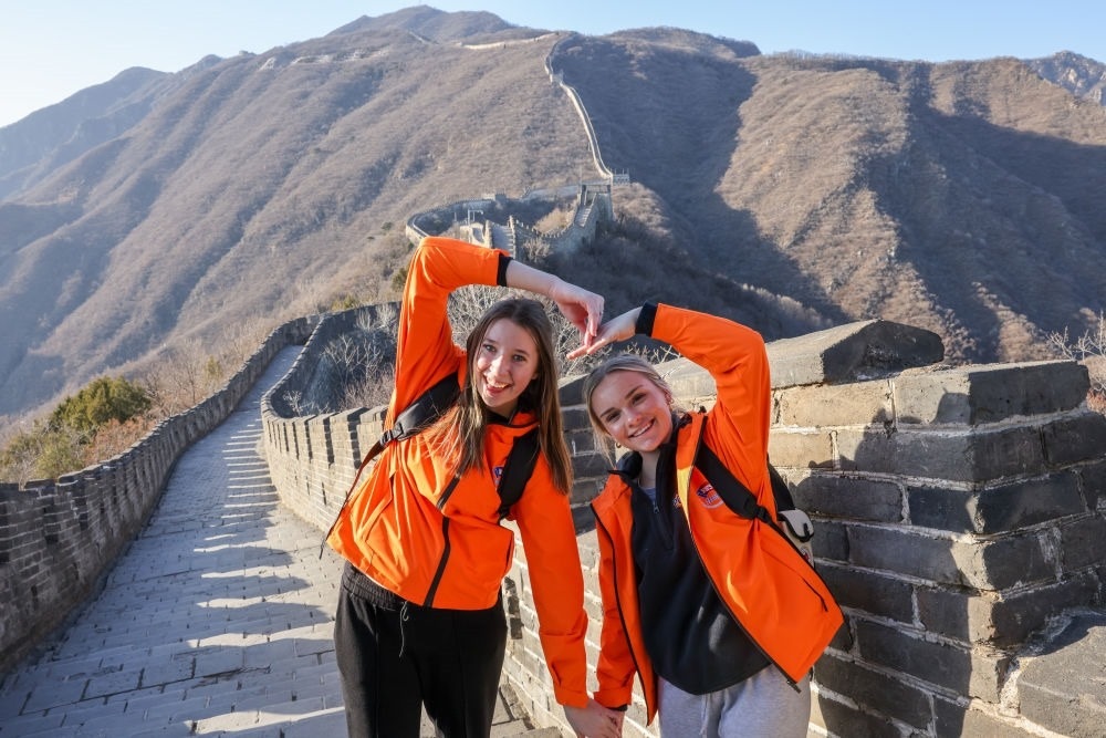 3月20日，美國(guó)華盛頓州中學(xué)生代表團(tuán)的成員在北京慕田峪長(zhǎng)城留影。新華社記者 殷剛 攝