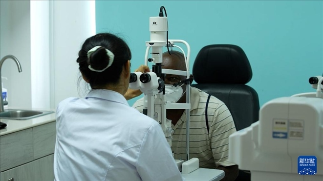 3月4日，在多米尼克羅索的中多友誼醫(yī)院眼科中心，援多醫(yī)療隊(duì)成員、南方醫(yī)科大學(xué)第三附屬醫(yī)院眼科主治醫(yī)師魯志卿為病人做檢查。新華社記者 王朝 攝