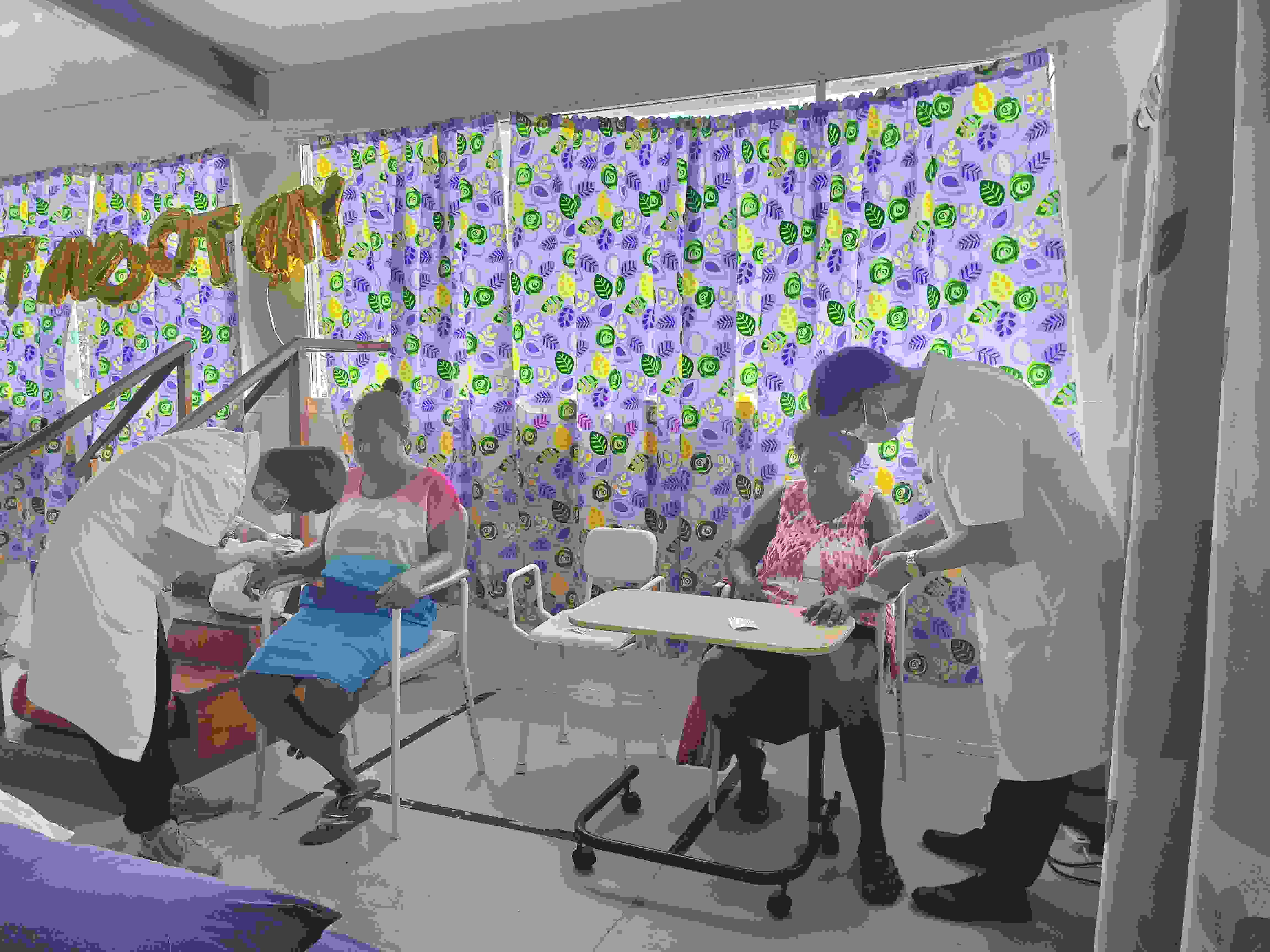 2023年7月3日，中國援助所羅門群島醫(yī)療隊針灸大夫在所羅門群島首都霍尼亞拉國家轉診醫(yī)院為患者治療。