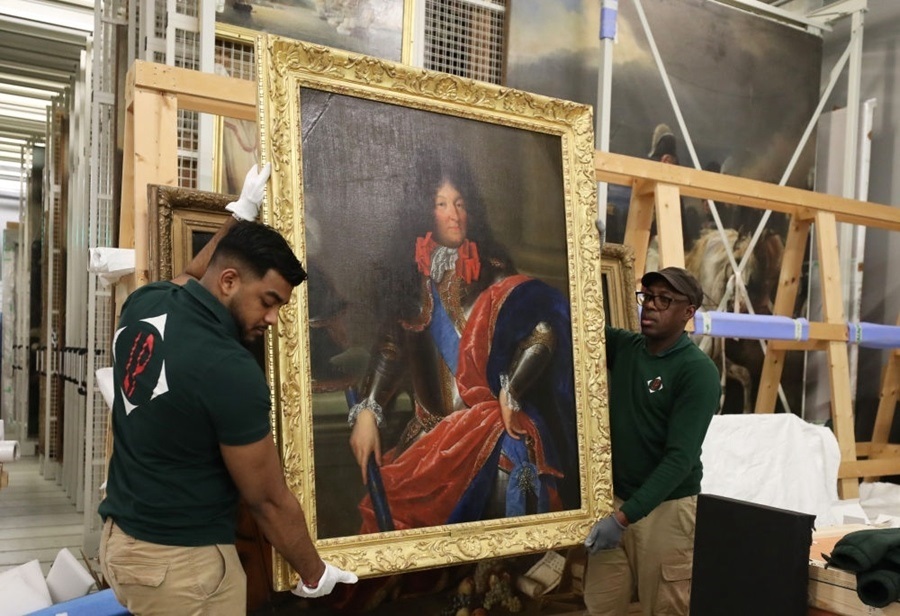  2024年3月11日，在法國巴黎近郊的凡爾賽宮，工作人員準(zhǔn)備打包油畫《路易十四戎裝像》。在2024年中法建交60周年暨中法文化旅游年之際，凡爾賽宮和故宮博物院將于4月至6月在故宮共同舉辦“凡爾賽宮與紫禁城”展覽。凡爾賽宮工作人員將70余件法方展品打包裝箱，計劃在不久之后將其運往北京。新華社記者 高靜 攝