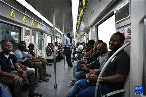 2月28日，在尼日利亞拉各斯，人們乘坐輕軌藍(lán)線列車(chē)。新華社記者 韓旭 攝