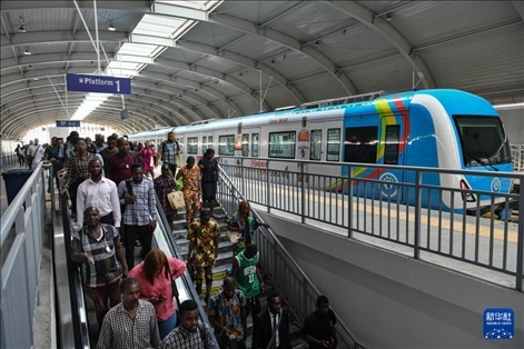 2月28日，在尼日利亞拉各斯，人們?cè)谳p軌藍(lán)線碼頭站下車(chē)出站。新華社記者 韓旭 攝