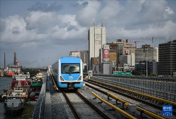 這是2月28日在尼日利亞拉各斯拍攝的一列輕軌藍(lán)線列車(chē)。新華社記者 韓旭 攝