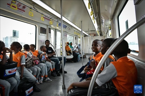 2月28日，在尼日利亞拉各斯，一所小學(xué)的學(xué)生們體驗(yàn)乘坐輕軌藍(lán)線列車(chē)。新華社記者 韓旭 攝