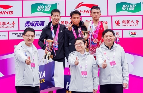 無錫市人民政府副秘書長顧文龍，無錫市體育局黨組書記、副局長楊宇華，海瀾集團(tuán)黨委副書記、副總裁江南共同為全國馬拉松錦標(biāo)賽（第一站）男子組前3名頒獎(jiǎng)。受訪者供圖