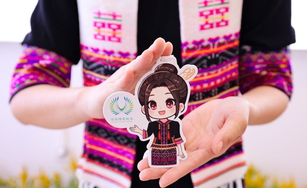 △2024年3月22日，博鰲機(jī)場(chǎng)工作人員展示“博鰲香”香氛卡片。