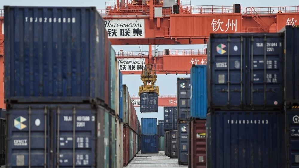 △2023年5月11日，在廣西欽州鐵路集裝箱中心站，塔吊在下卸集裝箱。近年來(lái)，在RCEP政策紅利推動(dòng)下，中國(guó)與東盟產(chǎn)業(yè)合作不斷深化，助力區(qū)域經(jīng)濟(jì)發(fā)展。