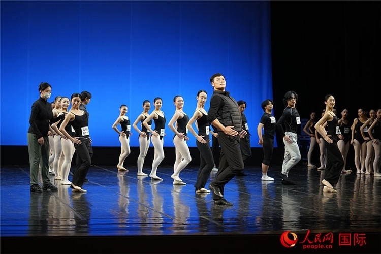 松山芭蕾舞團青年代表團成員在中央芭蕾舞團跟隨中方教師上課。人民網記者 張麗婭攝
