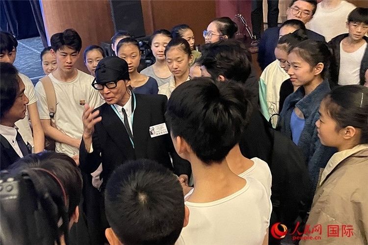 松山芭蕾舞團總代表清水哲太郎與中央芭蕾舞團舞蹈學校的學生們交流。人民網記者 張麗婭攝