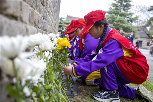 在山東棗莊臺兒莊古城，當?shù)貙W(xué)生參加鮮花祭奠活動。（受訪單位供圖）