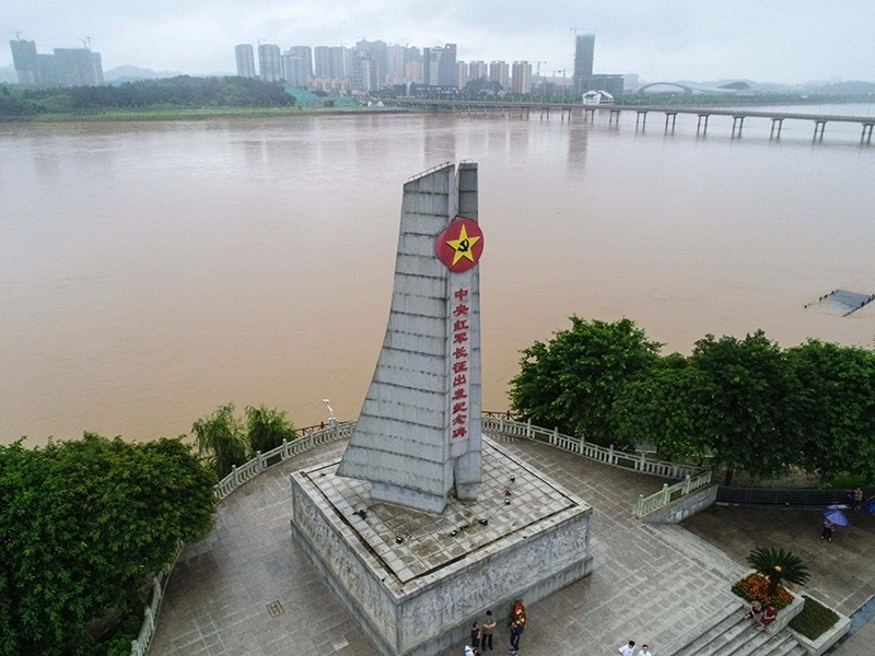這是位于江西省于都縣的中央紅軍長(zhǎng)征出發(fā)紀(jì)念碑。