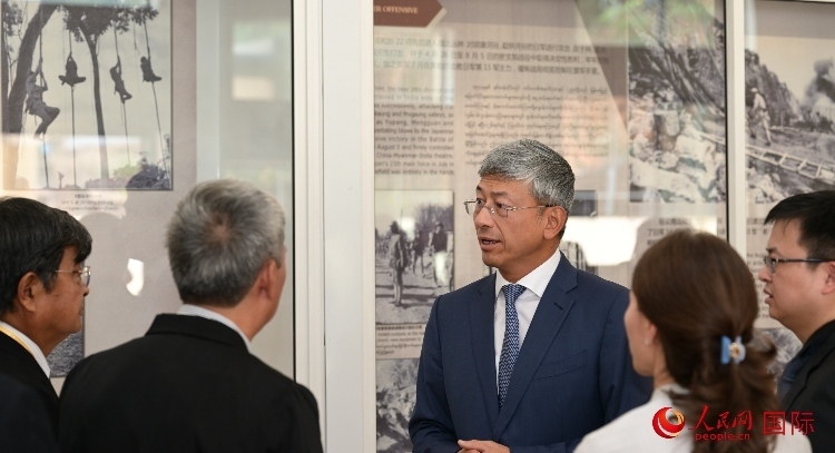 陳海大使了解中國遠征軍紀(jì)念館情況。人民網(wǎng)記者 謝佳君攝