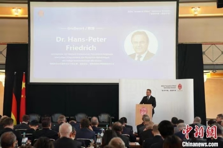 當(dāng)?shù)貢r(shí)間4月5日，由中國(guó)商務(wù)部主辦的“投資中國(guó)”德國(guó)專場(chǎng)推介活動(dòng)在斯圖加特市舉行。中新社記者 馬秀秀 攝