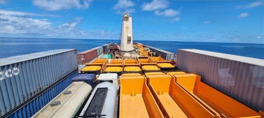 中蘇海運(yùn)直航貨輪在海上行駛。中國駐蘇里南大使館供圖