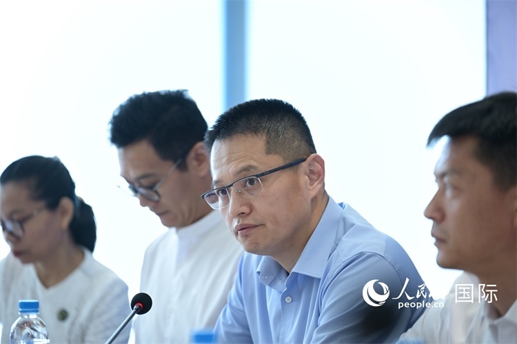 緬甸中國企業(yè)商會(huì)會(huì)長、工商銀行仰光分行行長劉銘介紹有關(guān)情況-人民網(wǎng)記者謝佳君攝