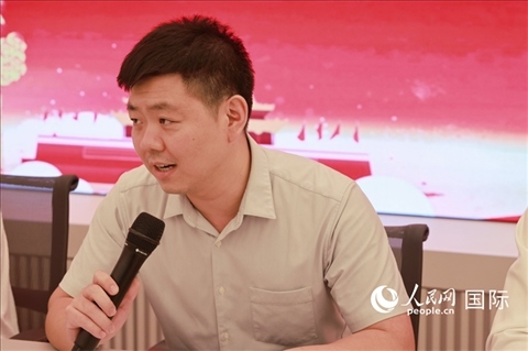 中國駐里約總領(lǐng)館領(lǐng)僑處處長齊冀在座談會(huì)上致辭。人民網(wǎng)記者 陳海琪攝