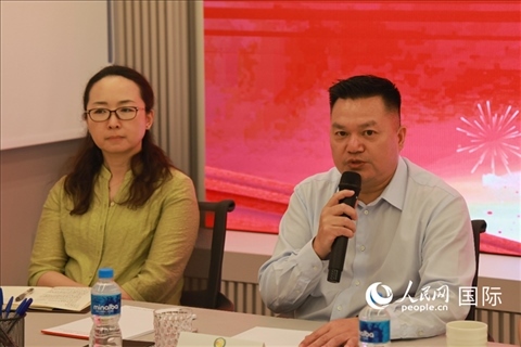 巴西和統(tǒng)會(huì)會(huì)長張小春（右）在座談會(huì)上致辭。人民網(wǎng)記者 陳海琪攝