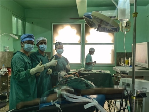 蔣國慶醫(yī)生（左）和當(dāng)?shù)蒯t(yī)生慶祝手術(shù)成功。中國援桑醫(yī)療隊(duì)供圖