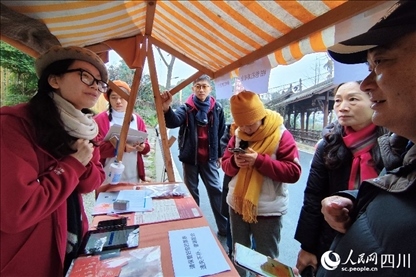 1月6日，“2024成都蒲江柑甜采摘節(jié)”上，記者見到了小萌（左一）和許多年輕人忙著做訪客接待、現(xiàn)場(chǎng)布置、票務(wù)核對(duì)、采摘服務(wù)等工作。人民網(wǎng)記者朱虹攝