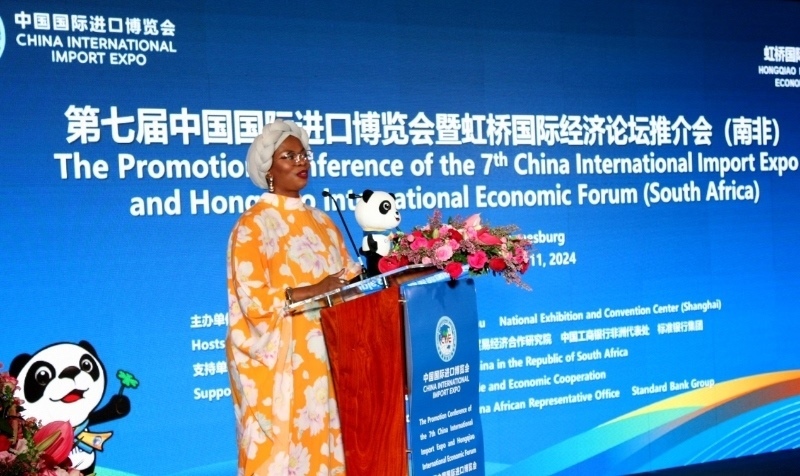 南非貿(mào)易、工業(yè)和競爭部出口促進司副總司長馬塔博格致辭。（圖片來源：中國國際進口博覽會官微）