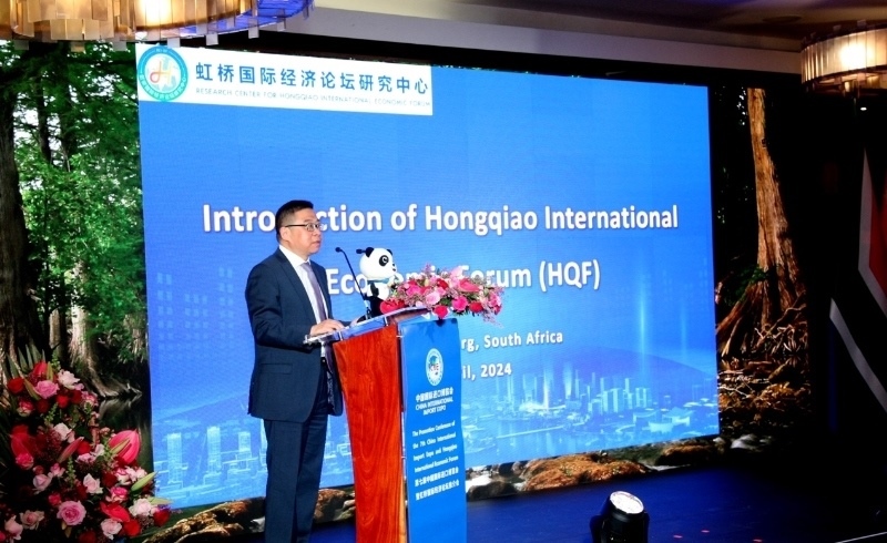 虹橋國際經(jīng)濟論壇研究中心副理事長、商務部國際貿(mào)易經(jīng)濟合作研究院副院長俞子榮致辭。（圖片來源：中國國際進口博覽會官微）