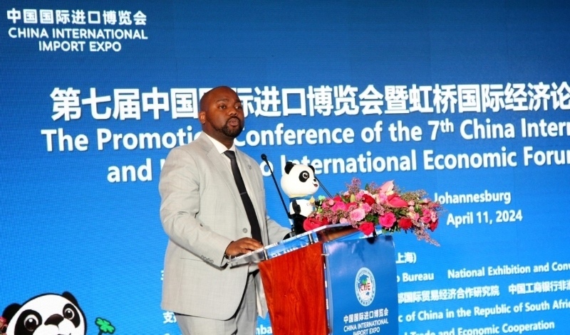 標準銀行集團企業(yè)與商業(yè)銀行部國際貿(mào)易總經(jīng)理武巴致辭。（圖片來源：中國國際進口博覽會官微）