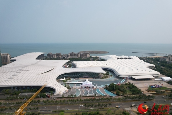 航拍第四屆消博會主會場。人民網(wǎng)記者 孟凡盛攝