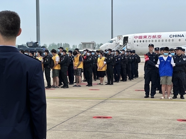 中國(guó)籍涉賭詐違法犯罪嫌疑人從柬埔寨被押解回國(guó)。人民網(wǎng)記者 郝萍攝