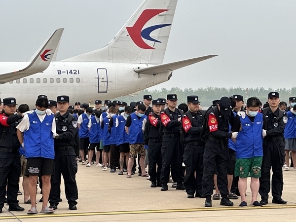 中國(guó)籍涉賭詐違法犯罪嫌疑人從柬埔寨被押解回國(guó)。人民網(wǎng)記者 郝萍攝