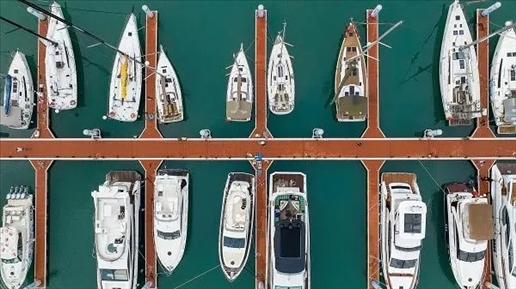 △超250艘船艇亮相第四屆消博會游艇展。