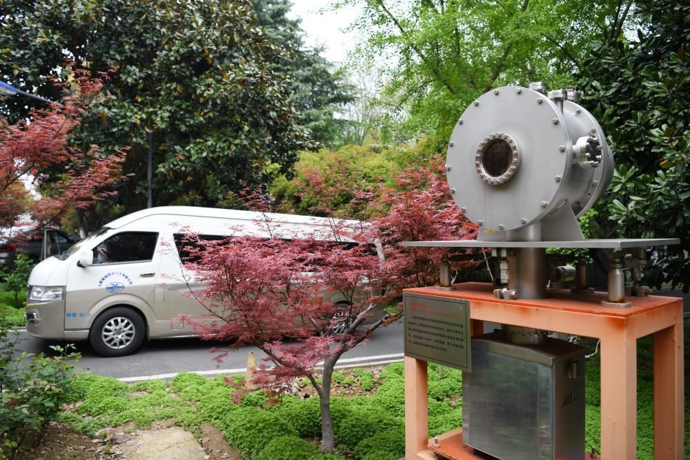 2024年4月6日，在位于安徽合肥的中國(guó)科學(xué)技術(shù)大學(xué)，自主研制的原位實(shí)驗(yàn)裝置準(zhǔn)備運(yùn)往上海光源開(kāi)展實(shí)驗(yàn)。