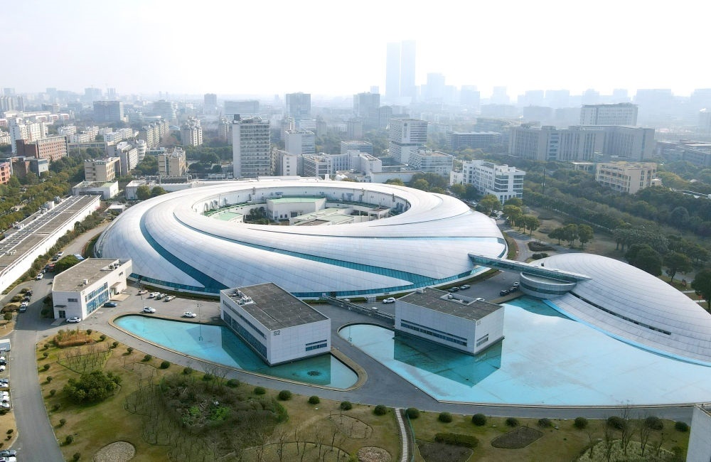 空中俯瞰位于上海張江科學(xué)城的上海光源（2024年2月27日攝，無(wú)人機(jī)照片）。