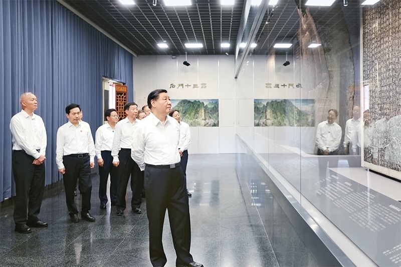 2023年7月29日，中共中央總書記、國(guó)家主席、中央軍委主席習(xí)近平在四川考察結(jié)束返京途中，來(lái)到陜西省漢中市考察。這是習(xí)近平參觀漢中市博物館有關(guān)歷史文物展陳。 新華社記者 鞠鵬/攝