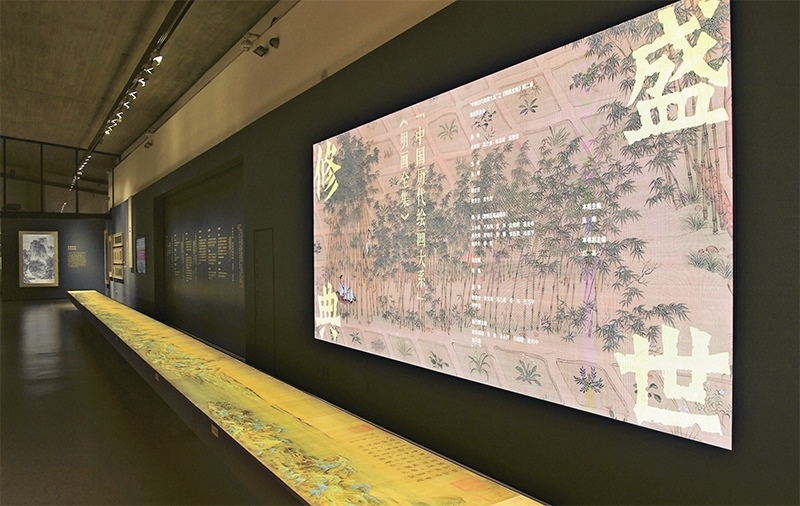 “中國歷代繪畫大系”，是習(xí)近平總書記親自批準(zhǔn)、高度重視的一項(xiàng)規(guī)模浩大、縱貫歷史、橫跨中外的國家級(jí)重大文化工程。圖為中國國家版本館杭州分館展示的“盛世修典——‘中國歷代繪畫大系’”收錄的數(shù)字化古畫（2023年5月31日攝）。 新華社記者 翁忻旸/攝