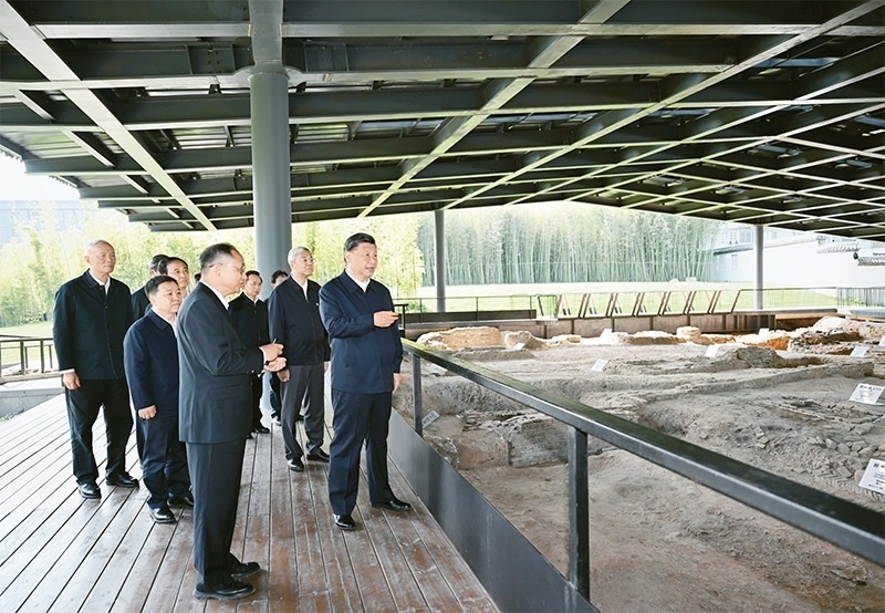 2023年10月10日至13日，中共中央總書記、國(guó)家主席、中央軍委主席習(xí)近平在江西考察。這是11日上午，習(xí)近平在景德鎮(zhèn)市陶陽(yáng)里歷史文化街區(qū)南麓遺址考察。 新華社記者 謝環(huán)馳/攝