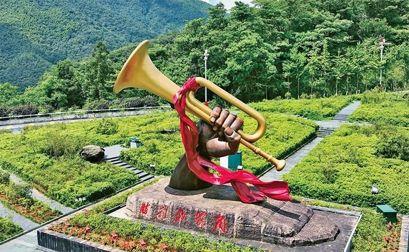 井岡山，是中國革命的搖籃。圖為2023年6月28日在井岡山拍攝的“勝利的號(hào)角”雕塑。 新華社記者 萬象/攝