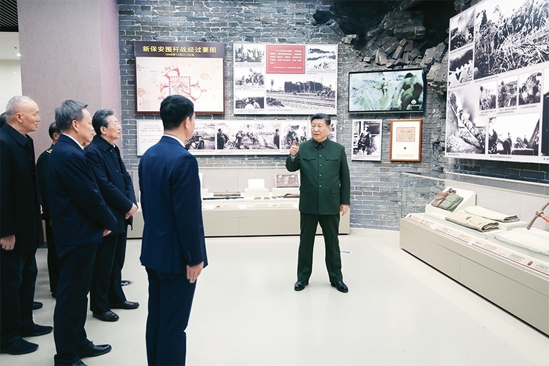 2024年2月1日至2日，中共中央總書記、國(guó)家主席、中央軍委主席習(xí)近平來(lái)到天津，看望慰問(wèn)基層干部群眾。這是2日上午，習(xí)近平在平津戰(zhàn)役紀(jì)念館考察。 新華社記者 鞠鵬/攝