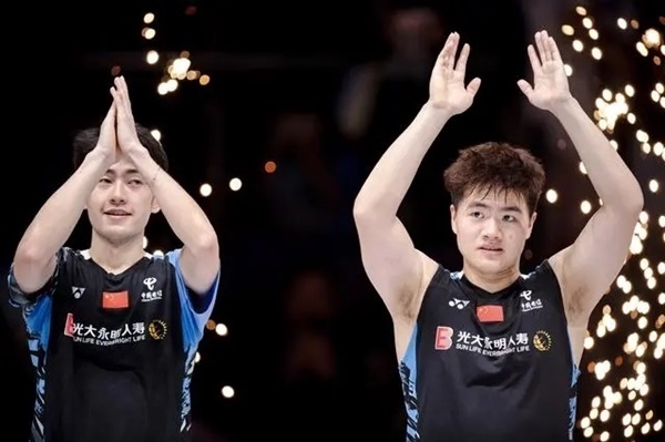 4月14日，梁偉鏗（右）/王昶在頒獎(jiǎng)儀式上。 新華社記者 江漢攝