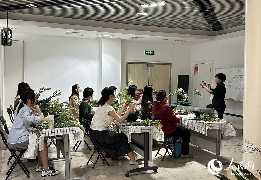 插花體驗課。人民網(wǎng) 玄番登史江攝