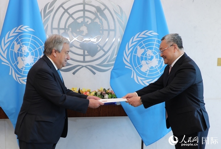 4月16日，中國新任常駐聯(lián)合國代表、特命全權(quán)大使傅聰在紐約聯(lián)合國總部向聯(lián)合國秘書長古特雷斯遞交了全權(quán)證書。 人民網(wǎng)記者 李志偉攝