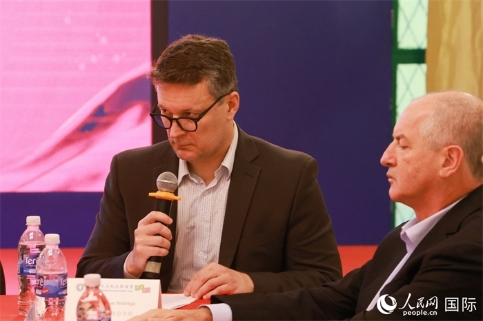 中巴友好協(xié)會主席恩里克·諾布雷加（左）在座談會上致辭。人民網(wǎng)記者 陳海琪攝