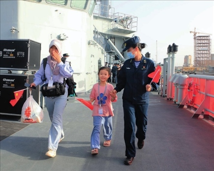 海軍軍艦赴蘇丹緊急撤離我在蘇丹人員。圖為海軍官兵帶領(lǐng)同胞登艦（2023年4月26日攝）。丁家興攝