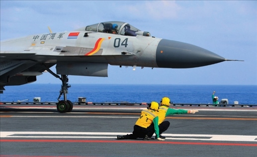 遼寧艦起飛助理作出放飛手勢(shì)，殲-15艦載戰(zhàn)斗機(jī)起飛（2020年4月攝）。張凱攝