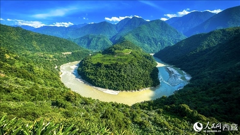風景秀麗、植被繁茂的西藏林芝市墨脫縣果果塘大拐彎。人民網(wǎng)記者 次仁羅布攝