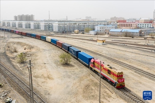 4月21日，中歐班列緩緩駛出二連浩特鐵路口岸（無人機照片）。 新華社發(fā)（張海峰攝）