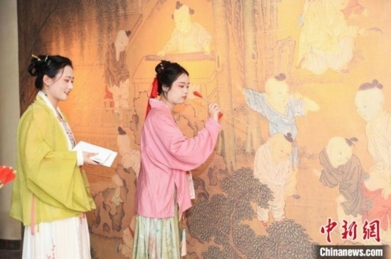 身穿漢服的年輕人參與體驗(yàn)活動。中國絲綢博物館 供圖