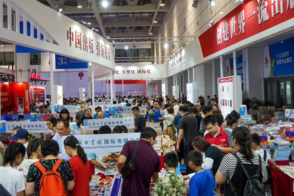 2023年7月31日，在第31屆全國圖書交易博覽會上，讀者在閱覽選購新書。新華社記者 朱崢 攝